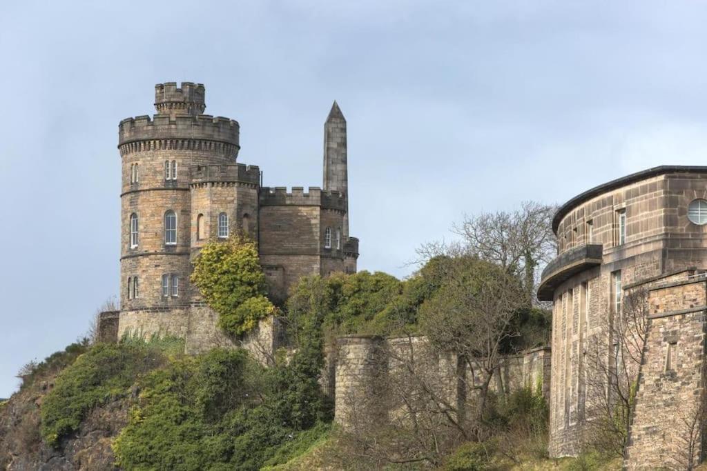 אדינבורו Next To The Palace And Royal Mile With Parking מראה חיצוני תמונה