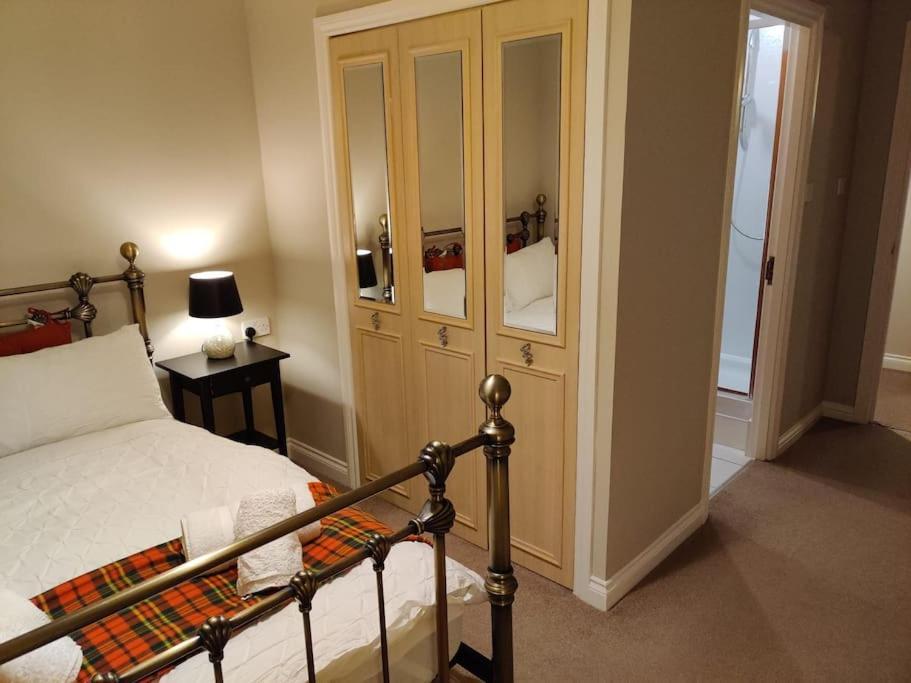 אדינבורו Next To The Palace And Royal Mile With Parking מראה חיצוני תמונה